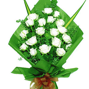 白玫瑰19枝，尤加利（如无货，用其他配花代替）丰满，剑叶（葵叶）